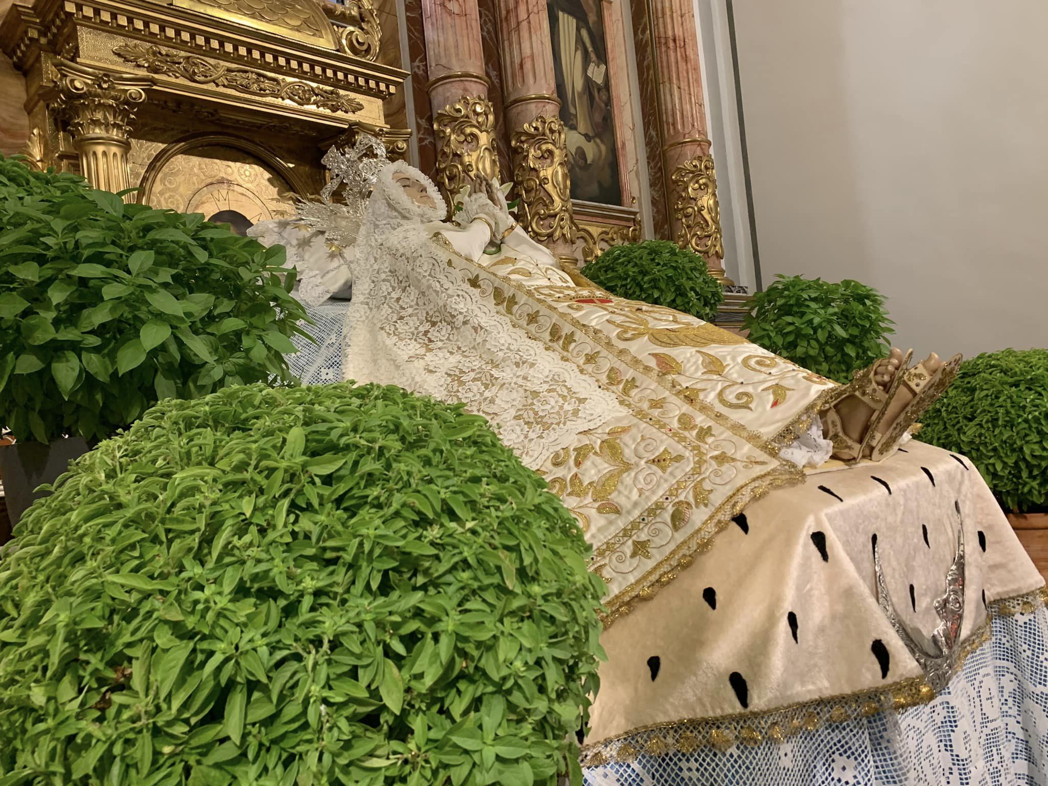 HUI ES FESTEJA A LA MARE DE DÉU GITADA. A GATA, UN GRUP DE VOLUNTÀRIES I VOLUNTARI PREPAREN A LA VERGE I DISPOSEN LES ALFÀBEGUES