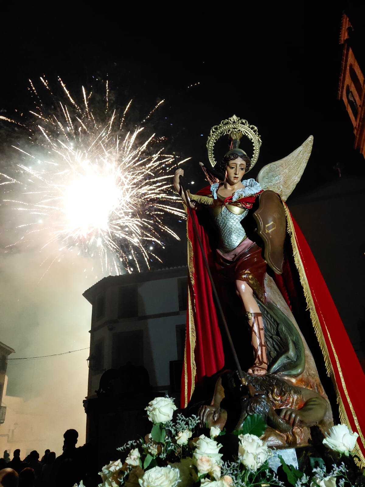 EL TEMPS RESPETA LA MISSA SOLEMNE, LA PROCESSÓ I EL CASTELL. Colofó a les festes de Sant Miquel a Gata
