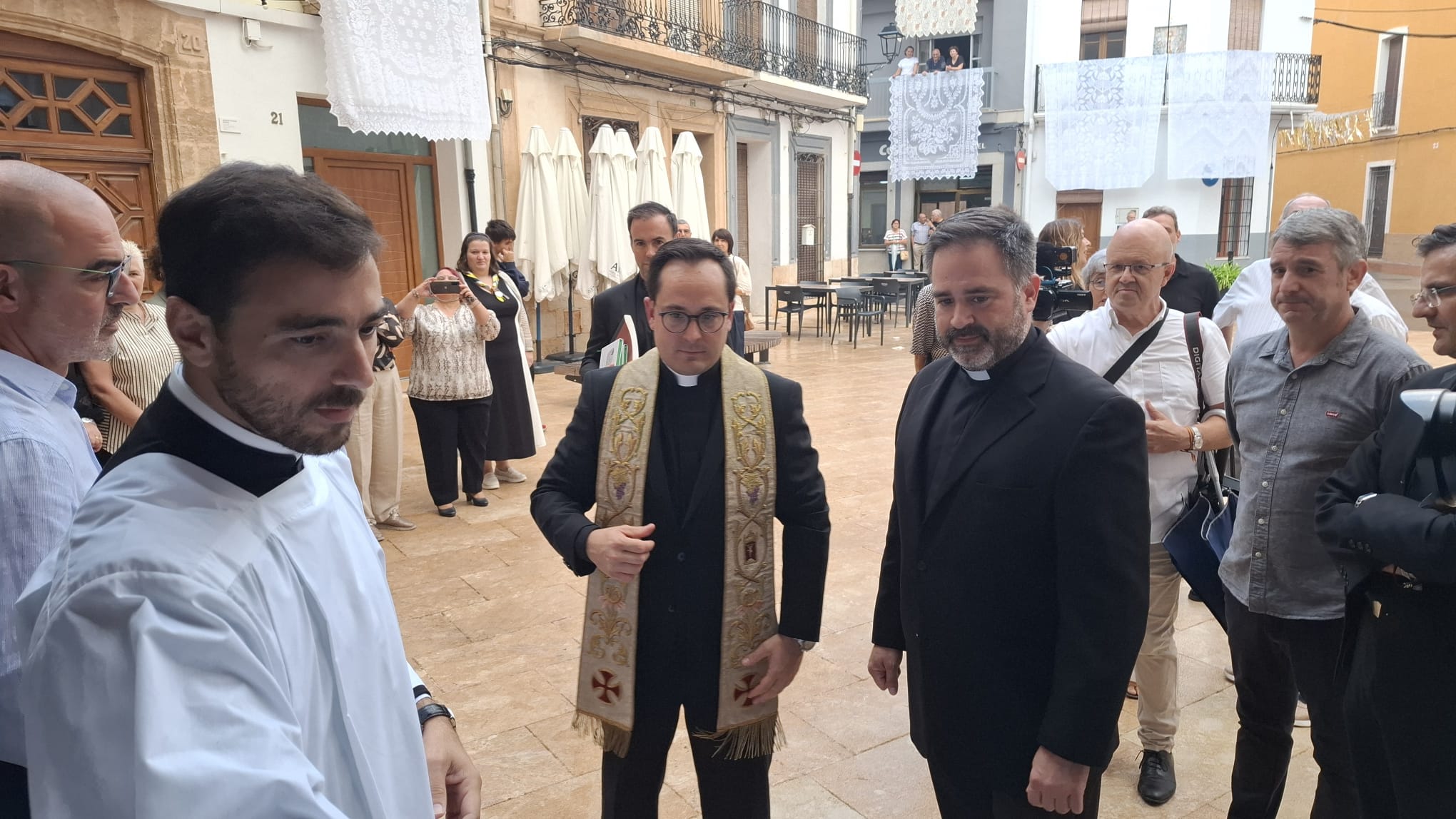 ENTRADA I PRESSA DE POSSESSIÓ DEL NOU RECTOR A LA PARRÒQUIA DE GATA, DON ENRIQUE SAIZ ZAMORANO. "Ja sóc un gater més"; "Vull estar en mig de vosaltes"