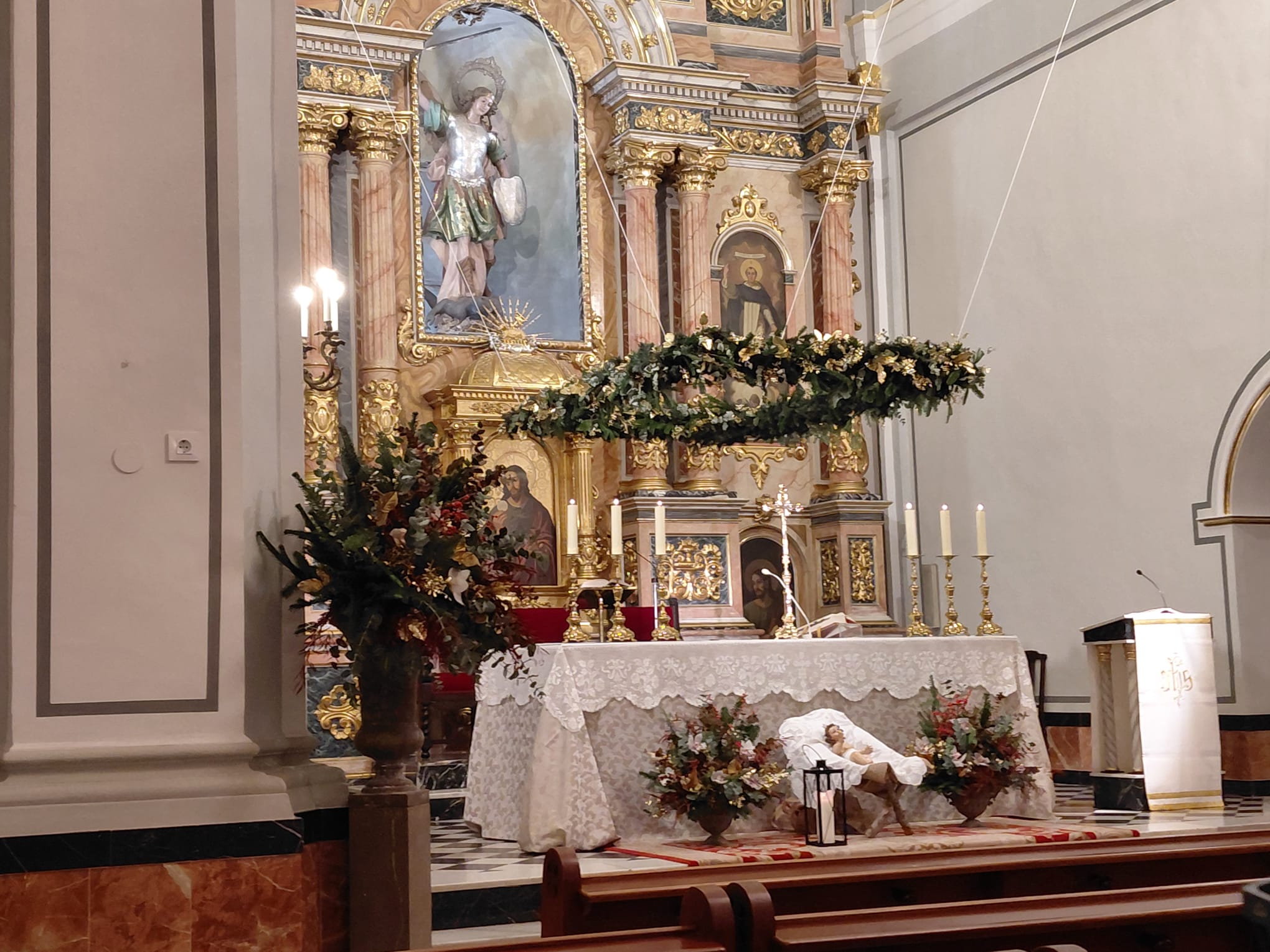 GATA CONSERVA ENCARA ALGUNES TRADICIONS DE LA FESTA DEL DIA DE NADAL. Missa amb la família, estrenes al Jesuset i als menuts, putxero, pastissos...
