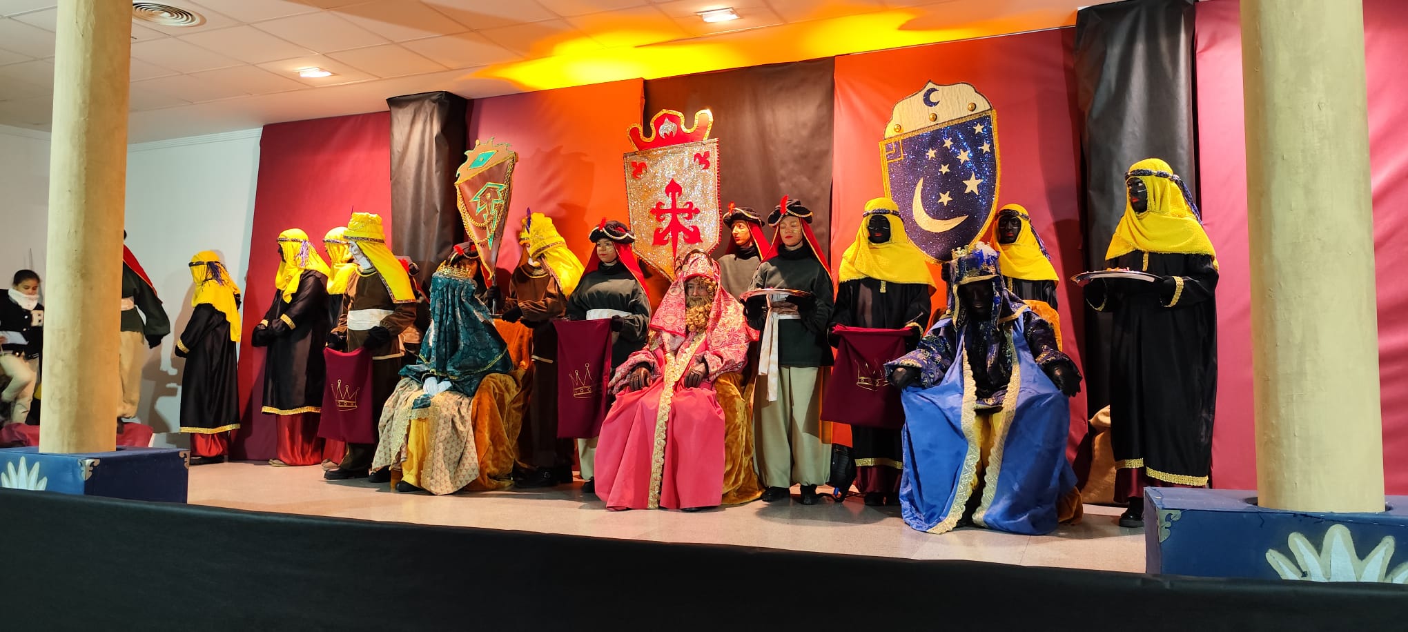 LES CARTES ALS VISIRS REIALS OBRIN LA PROGRAMACIÓ DE REIS 2026 DE GATA. El Centre Social Integrat va ser el lloc, davant la inestabilitat del temps