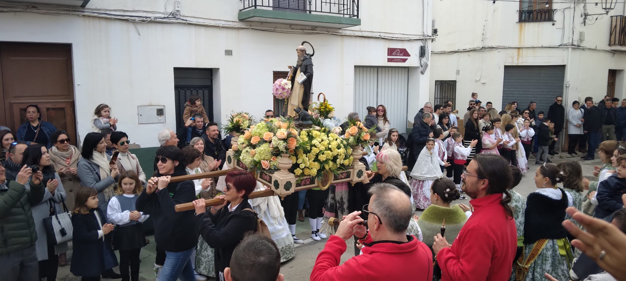 HUI COMENCEN LES FESTES DE SANT ANTONI AL BARRI DEL RAVAL. TENEN UNA PARTICULAR I BONICA HISTÒRIA. Demà ofrena i passacarrer. Diumenge missa i bendició de pans i animals.
