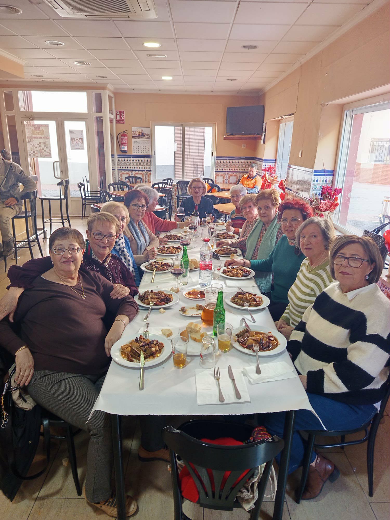DARRER DIJOUS A GATA, A DINAR I CELEBRAR-HO. Quadrilla de dones a un bar