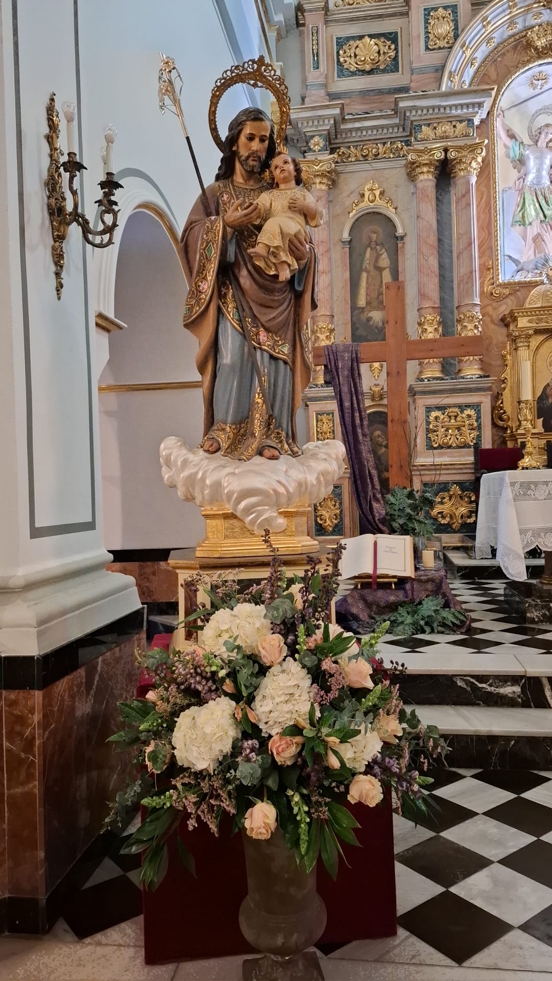 HUI, DIA DE SANT JOSEP, RECORDEM MOLTES EFEMÈRIDES A GATA: La imatge a l’església, un plafó ceràmic, un carrer. En 1898 es feia falla. Els Juniors també en feien. 1978, naix el Cor Serrillàs. 1987, cau el badall d’una campana