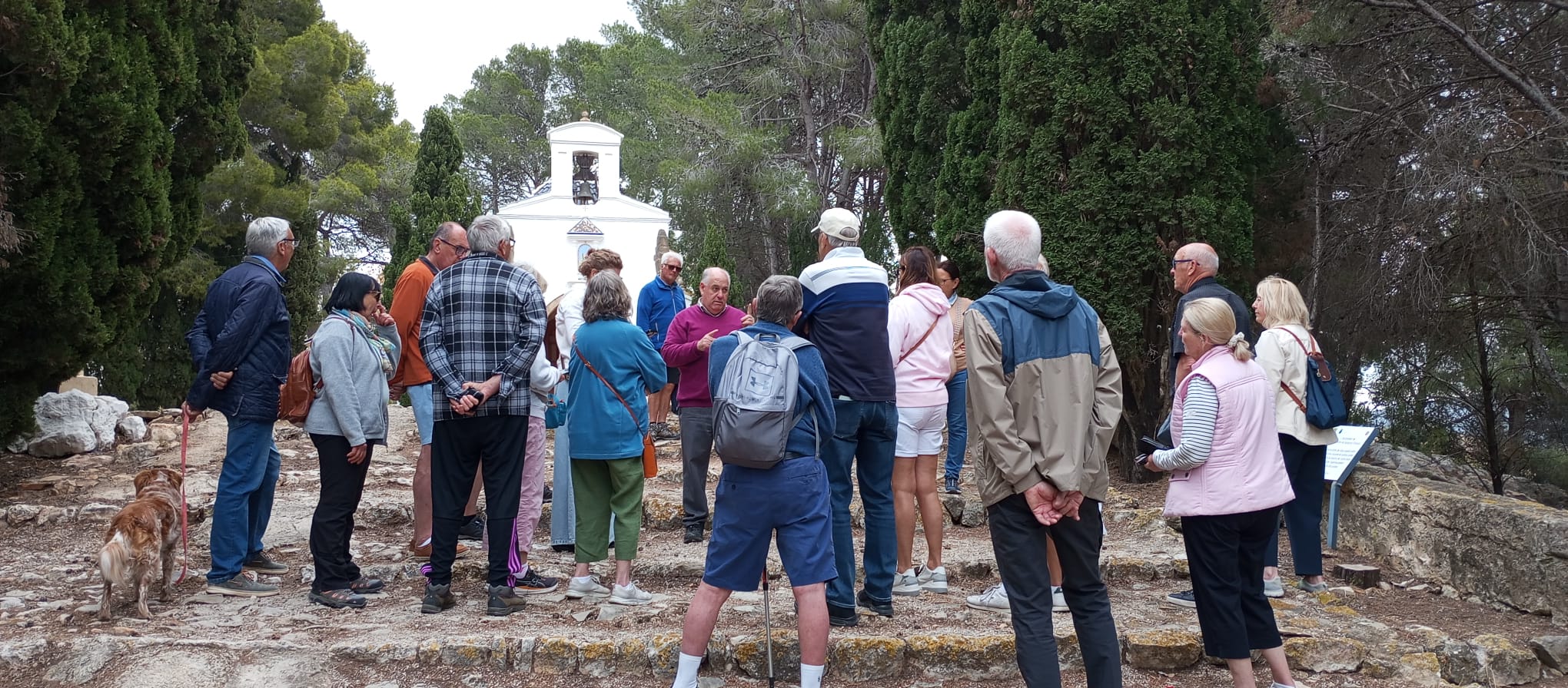 VEÏNS DE GATA RESIDENCIAL VISITEN EL CENTRE URBÀ, L'ERMITA I LA FÀBRICA DE SOMBREROS SIGNES HATS: Un pas més cap a la integració en el poble