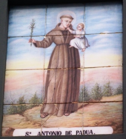 HUI 13 DE JUNY ÉS SANT ANTONI DE PÀDUA. ABANS FEIEN NOVENA AL CARRER SOL, QUE TÉ UN PLAFÓ CERÀMIC, I AL CARRER SIGNES.