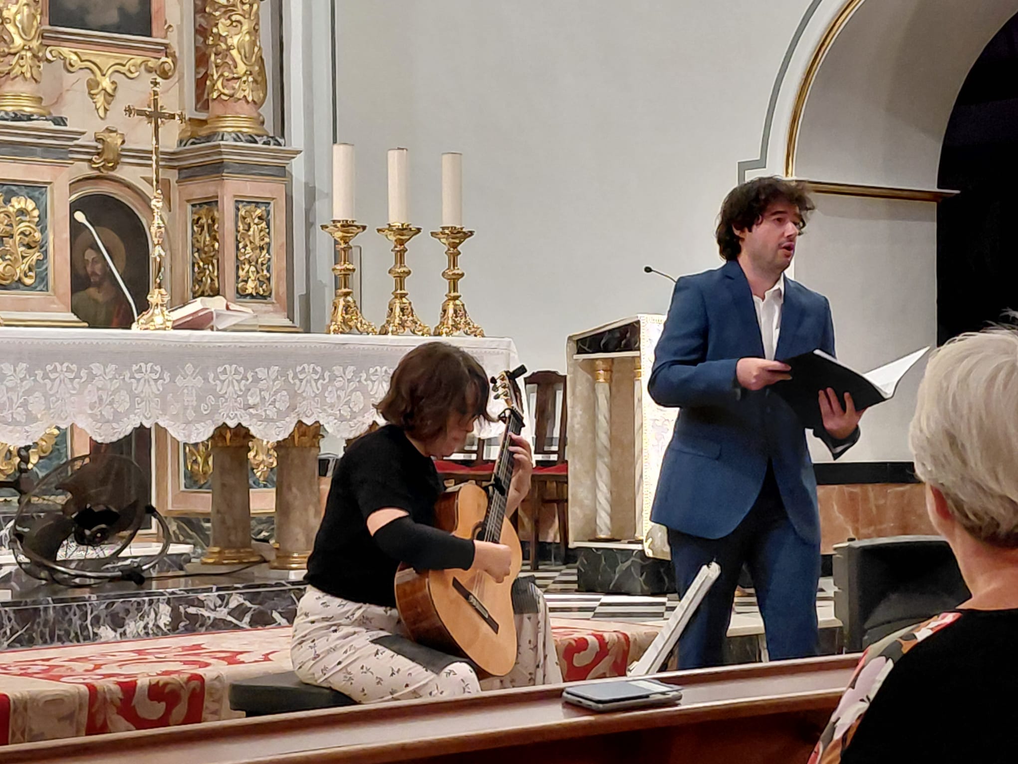 DOS ARTISTES GATERS PER A UN CONCERT IMPRESSIONANT: ROSARIO CASELLES CANET A LA GUITARRA I JOSÉ MONFORT PEDRO DE TENOR  L’església parroquial acull l’actuació del duet dins de la programación del projecte Gata’m