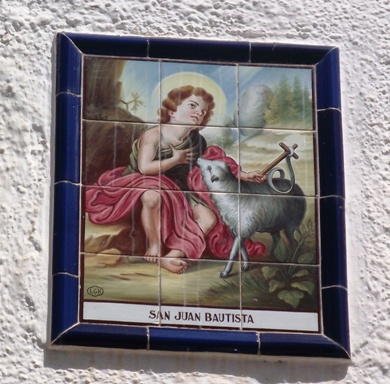 HUI ÉS SANT JOAN BAPTISTA. Plafó ceràmic al carrer Hostal. De divendres a diumenge, arriben les festes de la Font del Riu