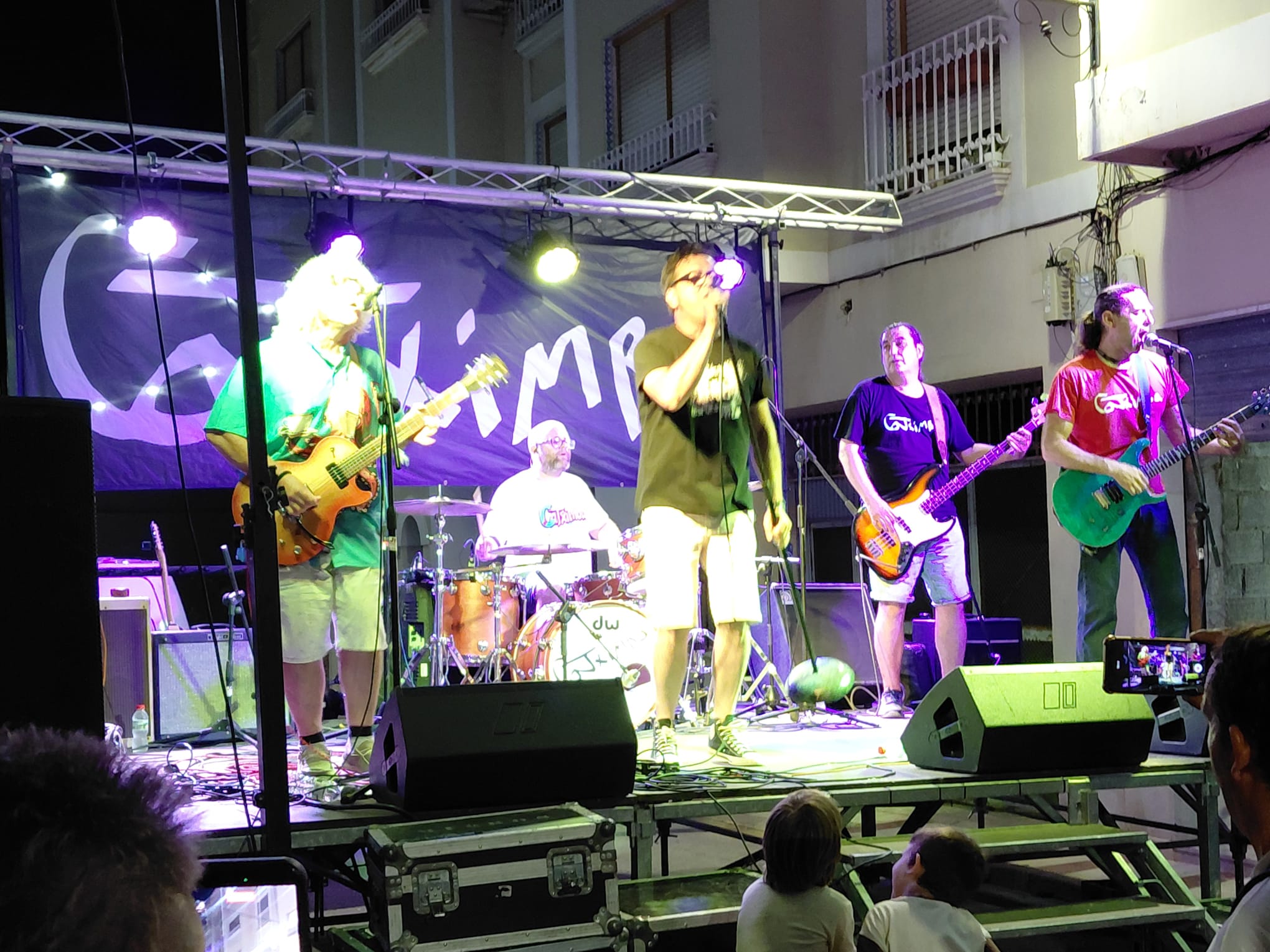 LES FESTES DE LA FONT DEL RIU AFRONTEN EL SEGON DIA: Jocs infantils d'aigua, truc, Abierto 24 horas. Anit, èxit del rock amb gent gatera: La señora X i Catximba