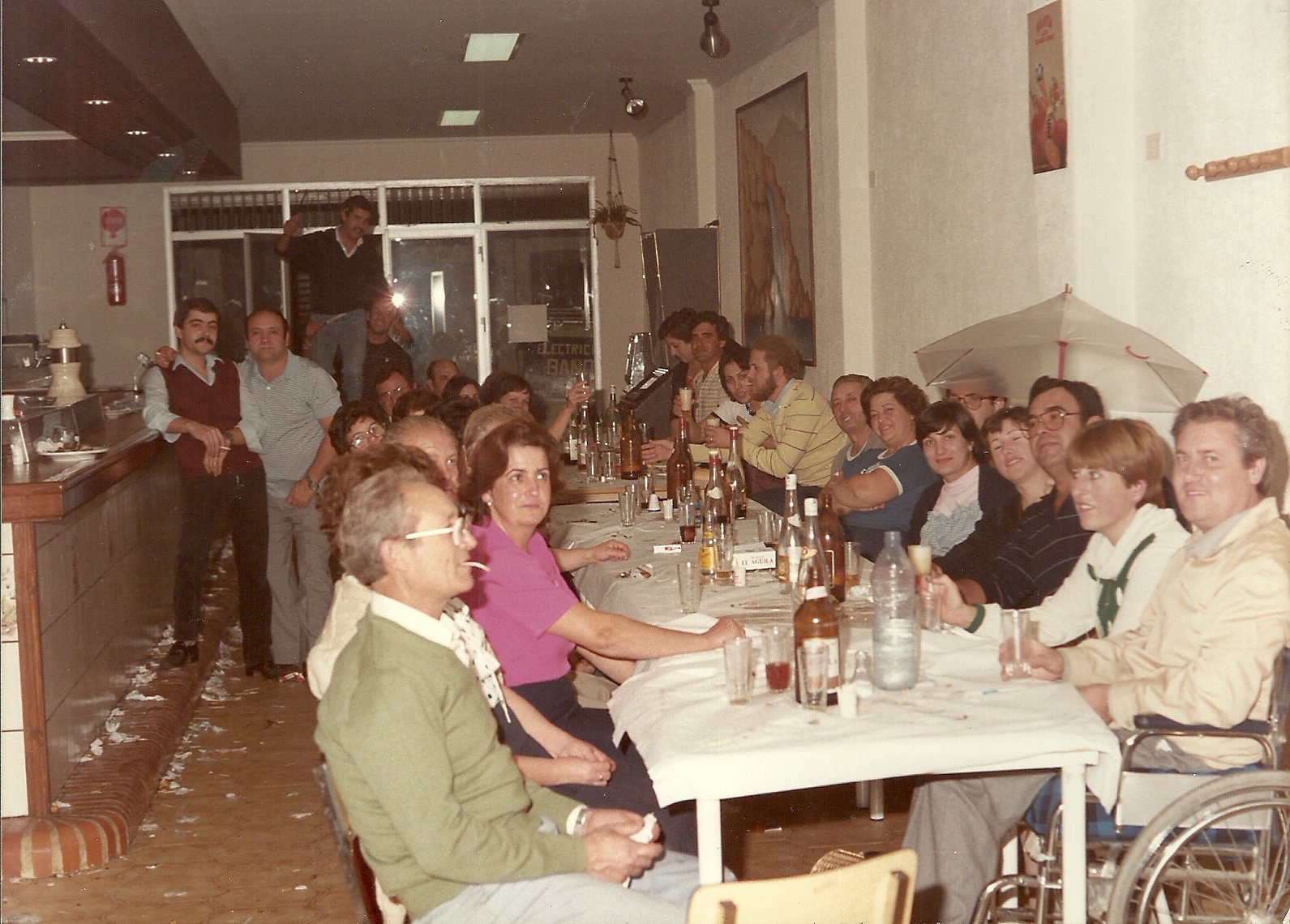 FOTOGRAFÍAS ANTIGUAS...I D'ABANS (Gata en el record). Nº 1.913. Dinar del veïnat de la Font del Riu final dècada dels 80, antic bar La Font del Riu