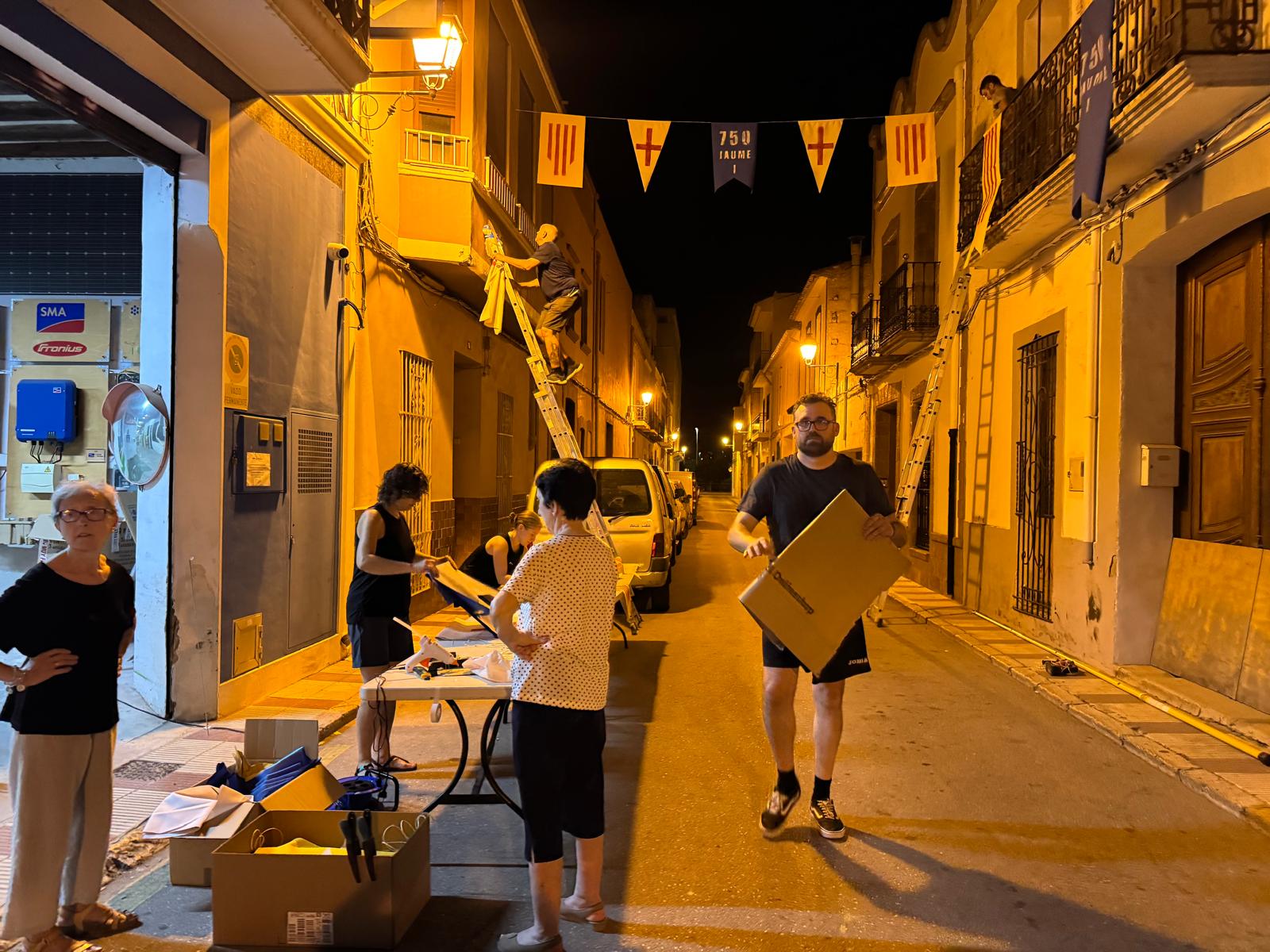 A LES PORTES DE LA FESTA DE GATA. ADORNANT CARRERS. ELS VEÏNS DE REIS CATÒLICS HOMENATJEN A JAUME I EN EL 750 ANIVERSARI DE LA SEUA MORT