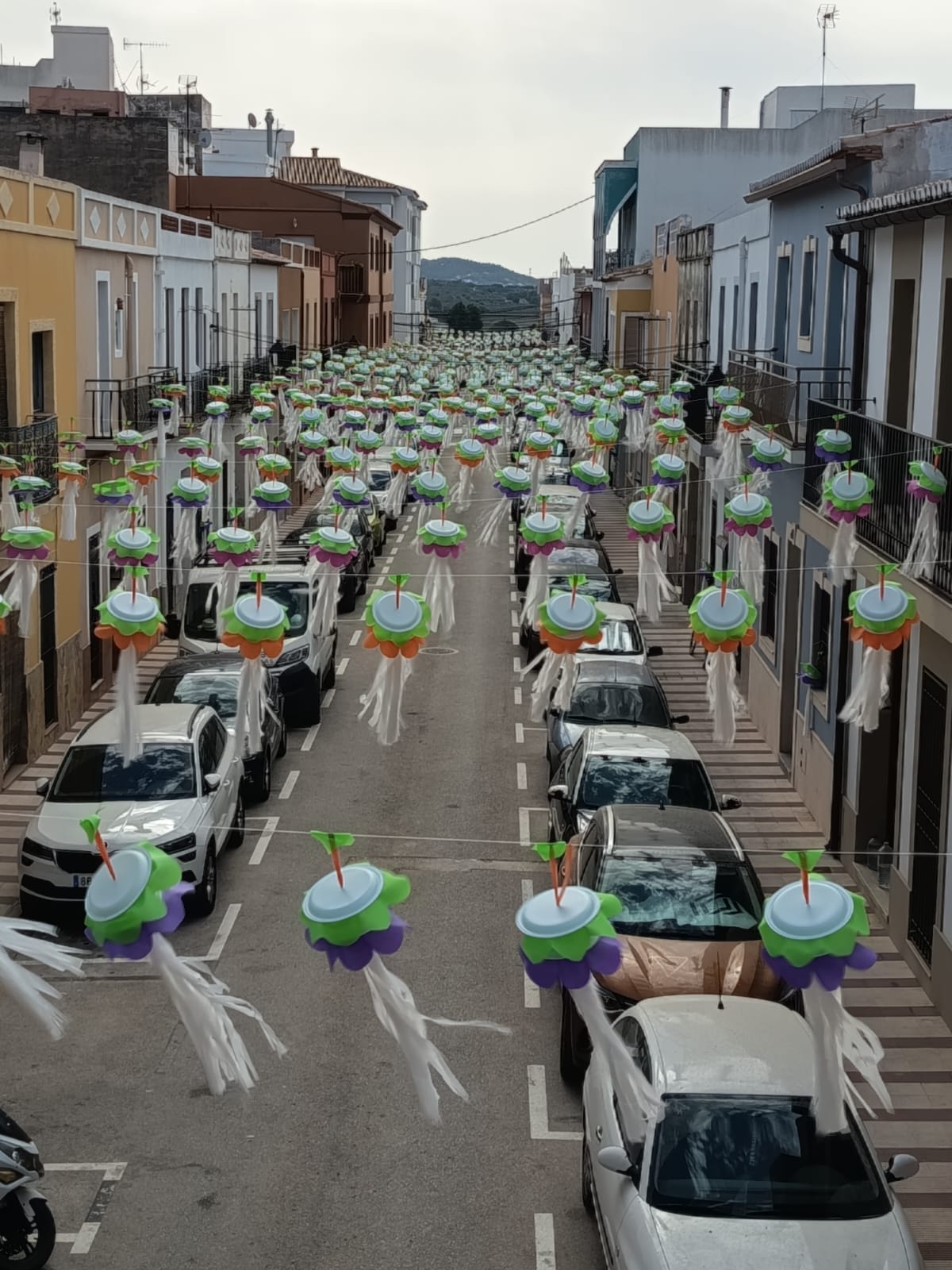A LES PORTES DE LA FESTA, ADORNANT CARRERS: SANT VICENT S'OMPLI DE MEDUSES. Espectacular i colorit