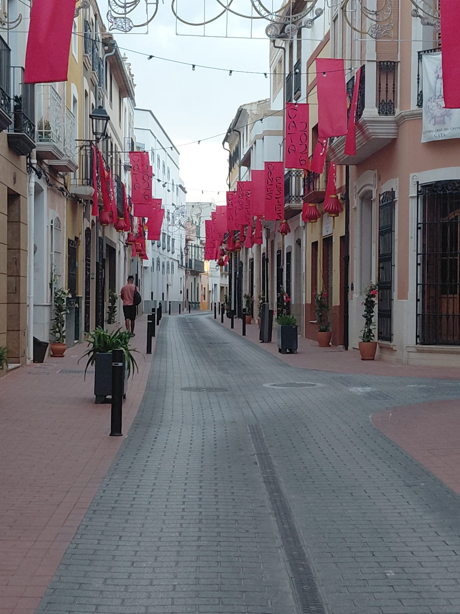A LES PORTES DE LA FESTA DE GATA, CARRERS ADORNATS. EL C/ DOCTOR GÓMEZ FERRER ENS ENDINSA AL MÓN ORIENTAL