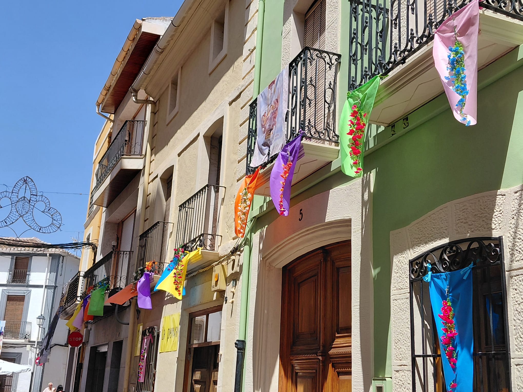 A LES PORTES DE LA FESTA GATERA, CARRERS ADORNATS: BISBE CERVERA TÉ TELES I FLORS
