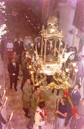 COMENÇA LA FESTA. 265 ANYS DEDICATS AL CRIST. HUI ÉS LA BAIXADA DEL PATRÓ DE GATA. 25 ANYS QUE NO EL PORTEN JOVES LLICENCIATS DEL SERVEI MILITAR