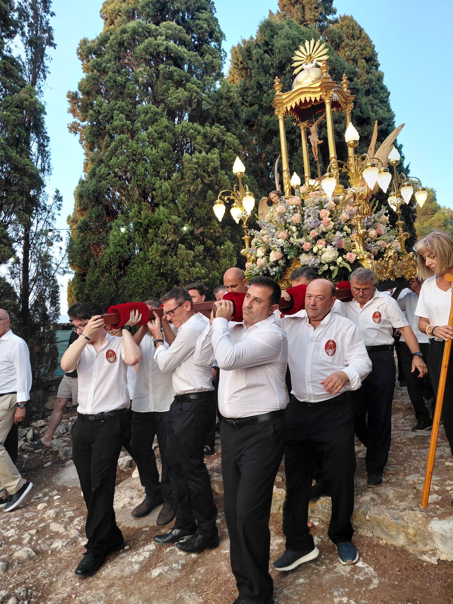 PRIMER DIA DE FESTES DE GATA. BAIXADA DEL PATRÓ, EL SANTÍSSIM CRIST DEL CALVARI. Molts gaters i gateres acompanyen la imatge de l'ermita a l'església (Reportatge gràfic)