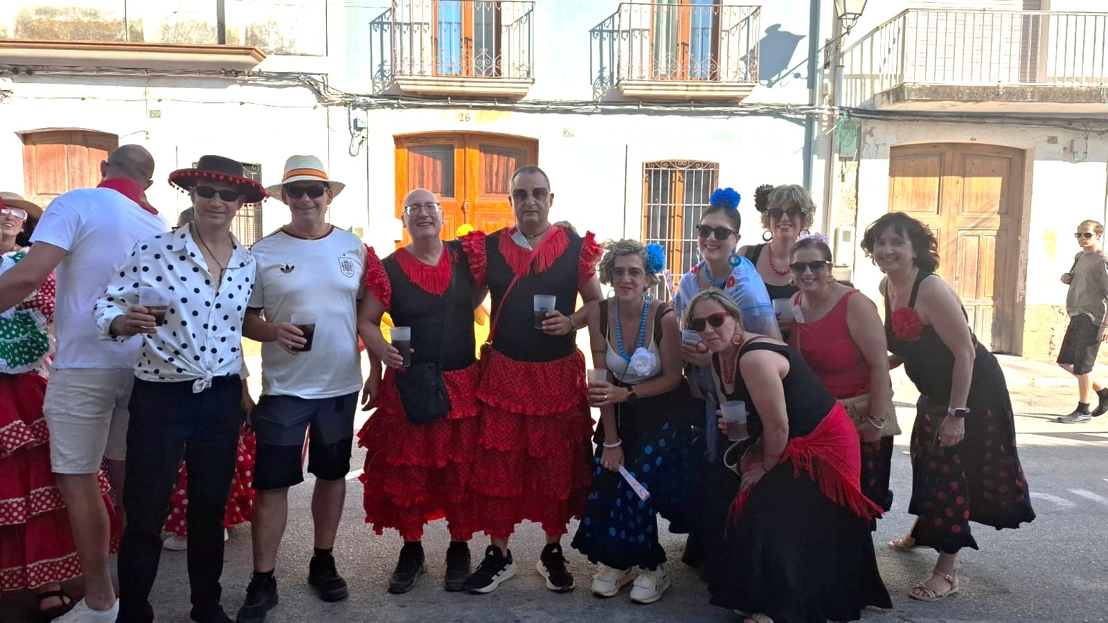 SEGUIM A LA FESTA. GATA 2026. HUI ÉS EL QUART DIA DEDICAT A LES PAELLES NOCTURNES. Les calaveres, primer premi de barraques