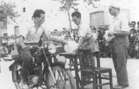 FOTOGRAFIES ANTIGUES (Gata en el record) -355-