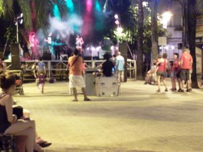 AÇÒ TÉ SOLUCIÓ?: La Plaça Nova atrau poc ara a festes?. Què fem?