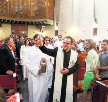 LA PREMSA PARLAde la primera missa de Juan Sivera a la seua parròquia de Xàbia
