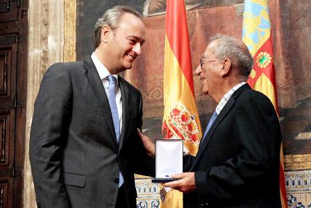 EL PARE VICENTE BERENGUER LLOPIS VICENTÍN VA RECOLLIR DE MANS DEL PRESIDENT DE LA GENERALITAT LALTA DISTINCIÓ