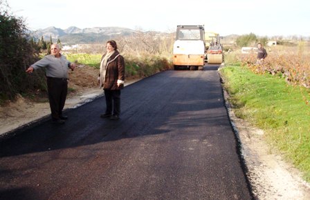 ASFALTEN EL CAMÍ POU DEL CEMENTERI