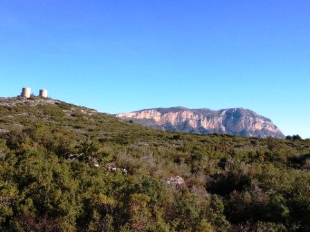 FOTOGRAFIES CURIOSES: els molins i el senyor Montgó