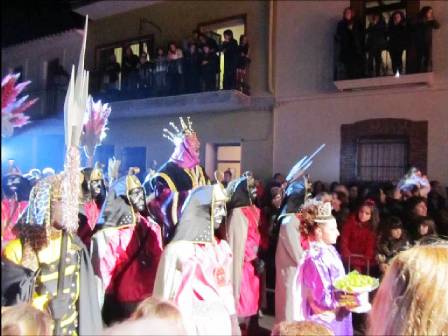 ENCARA RESSONA LA VESPRADA NIT DELS REIS A GATA: Mireu el vídeo d'imatges