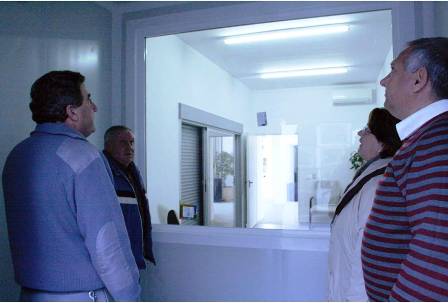 LA SALA DE VETLA DEL CEMENTERI MUNICIPAL JA TÉ UNA CÀMERA DE FRED