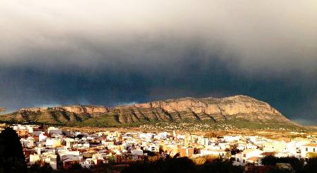IMATGE CURIOSA: El Montgó iluminat i cobert d'una densa boira. Quin temps més rarot ens fa !!