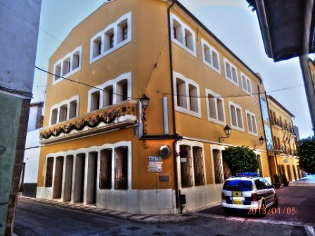 IMATGES CURIOSES: un ajuntament en una casa senyorial i sense plaça