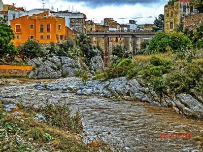 IMATGES CURIOSES: riu amb aigua i pont cap a les escoles, Gata