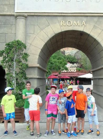 ELS ESCOLANETS DE GATA I BENIDOLEIG VISITEN TERRA MÍTICA