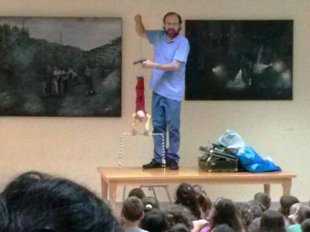 A LA BIBLIOTECA HAN FET TITELLES, HAS ANAT?