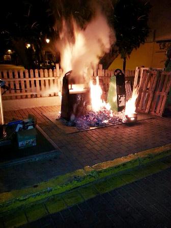 CREMEN UN CONTENIDOR DE CARTRÓ I PAPER A LA PLAÇA NOVA