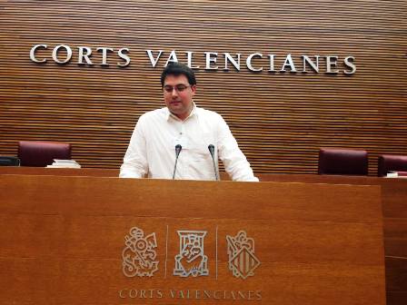 IMATGE CURIOSA: el regidor gater Joanvi Vallés (Bloc-Compromís) a les Corts Valencianes