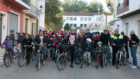 ESPORTS: El ciclista professional Alexander Kolobnev i vora 200 persones commemoren el Dia de la Bicicleta a Gata