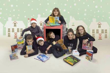 FELICITEN ELS NADALS: tots els menuts de la família (Papereria Font)