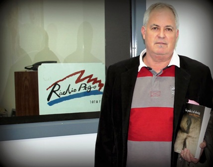 LESCRIPTOR GATER JESÚS MONCHO CONVIDAT AL PROGRAMA DE RÀDIO PEGO PARAULES EN SILENCI DE MANEL ARCOS