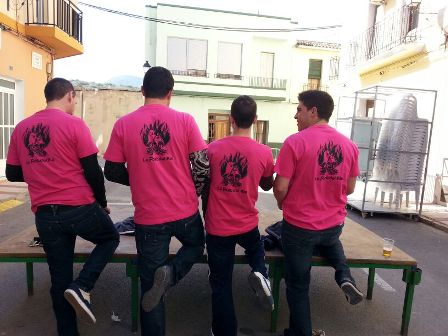 IMATGES CURIOSES: a la paella gegant, quatre valents