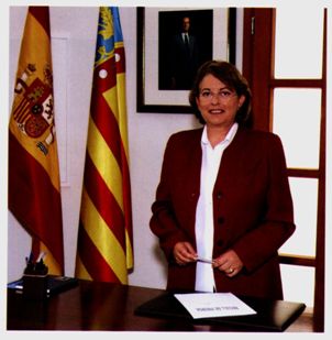 LA PREMSAporta en primeres pàgines la renúncia de lalcaldessa. El adéu de una alcaldessa