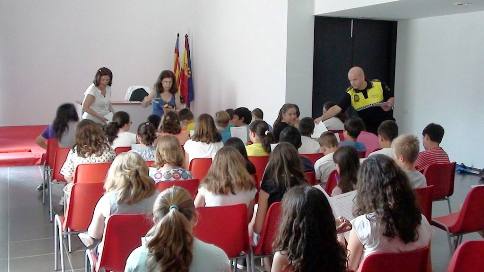 LA POLICIA LOCAL DE GATA ENSENYA ALS ALUMNES DE 4RT A 6É LA SEGURETAT A LES XARXES SOCIALS