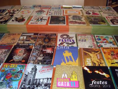LA BIBLIOTECA DE GATA EXPOSA ELS PROGRAMES DE FESTES PATRONALS DE 1955 A 2013