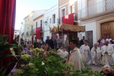 HUI ÉS LA FESTA DEL CORPUS, LA DE L'ENRAMADA DE MURTA I LES TAULES AL CARRER