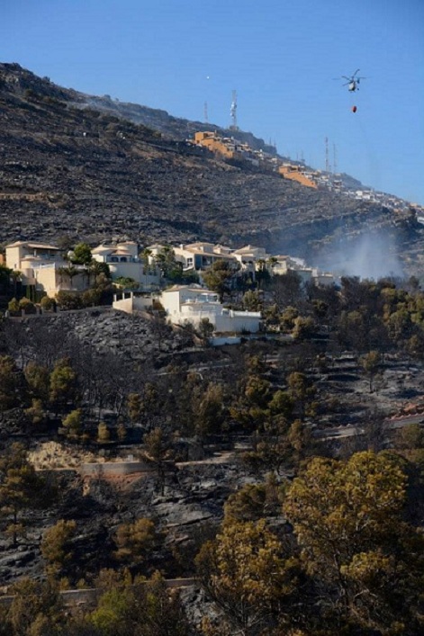 AHIR, INCENDI AL VEÍ POBLE NOU DE BENITATXELL (Cumbre del Sol)