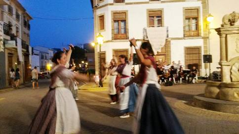 AHIR VESPRADA, RONDALLA I DANSES A LA PLAÇA (acte cultural al voltant de Art al vent XI)