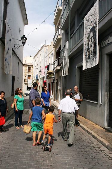 LA DIRECTORA GENERAL DE CULTURA, MARTA ALONSO, VISITA ART AL VENT XI 2014, a Gata