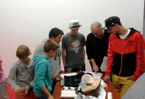 ELS JOVES DISSENYEN LA NOVA PISTA DE SKATE PARK AMB EL DIRECTOR DEL PROJECTE