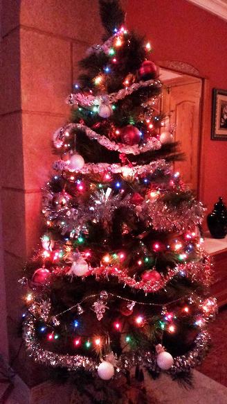 FELICITEN ELS NADALSRosa, amb un arbre molt adornat