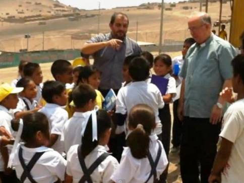 FELICITEN LES FESTES DE NADALdes del Perú, el col·legi Santo Tomás de Valencia